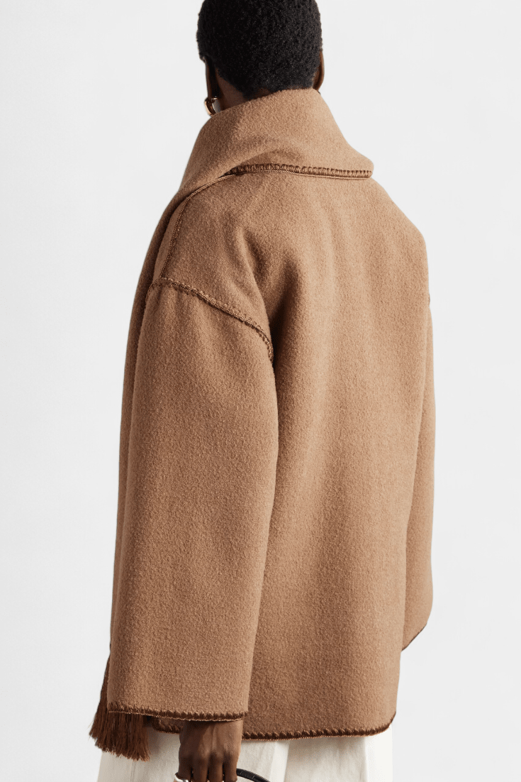 Manteau Pauline avec écharpe intégrée et silhouette fluide